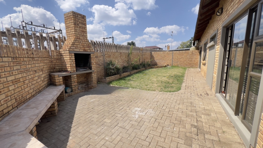 3 Bedroom Property for Sale in Langenhovenpark Free State